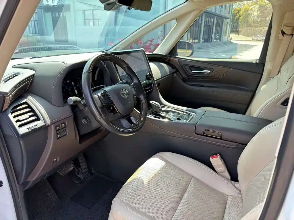 Toyota Alphard — фото 3