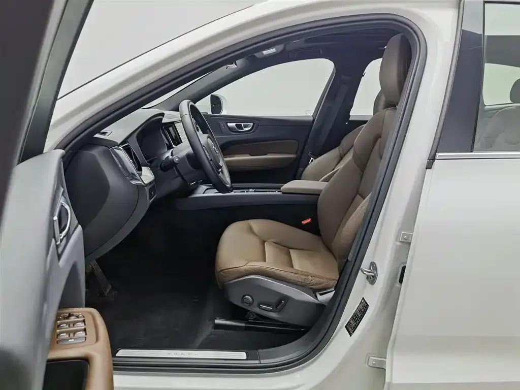 Volvo XC60 — фото 10
