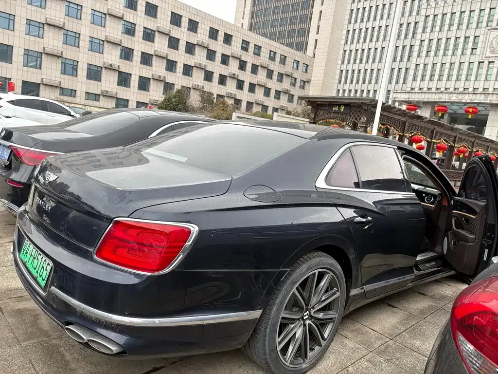 Bentley Flying Spur PHEV — фото 7