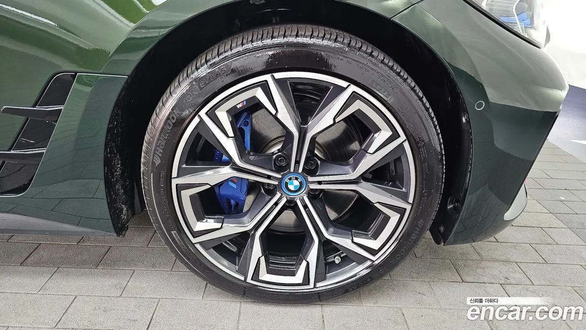 BMW i4 — фото 8