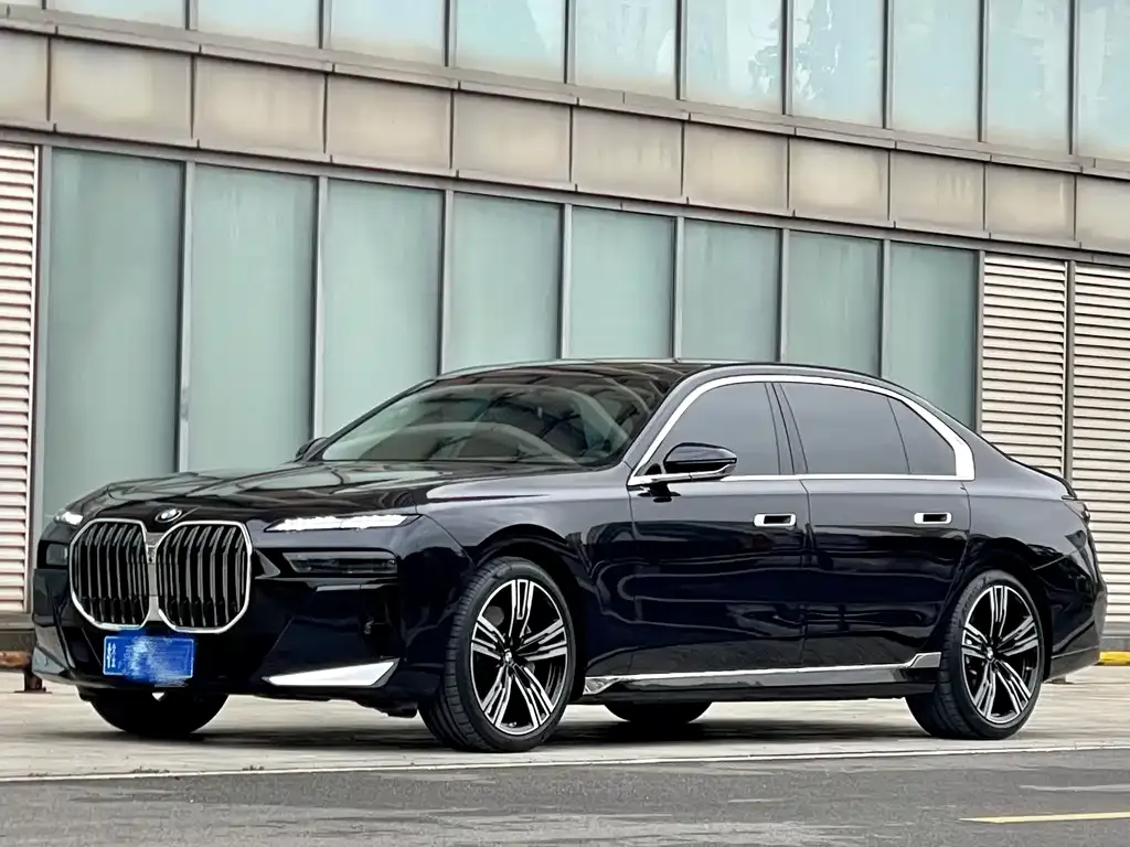 BMW 7 Series — фото 1