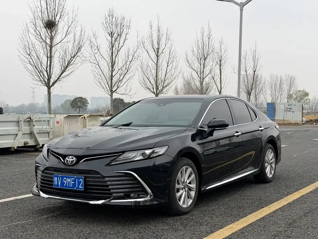 Toyota Camry — фото 1