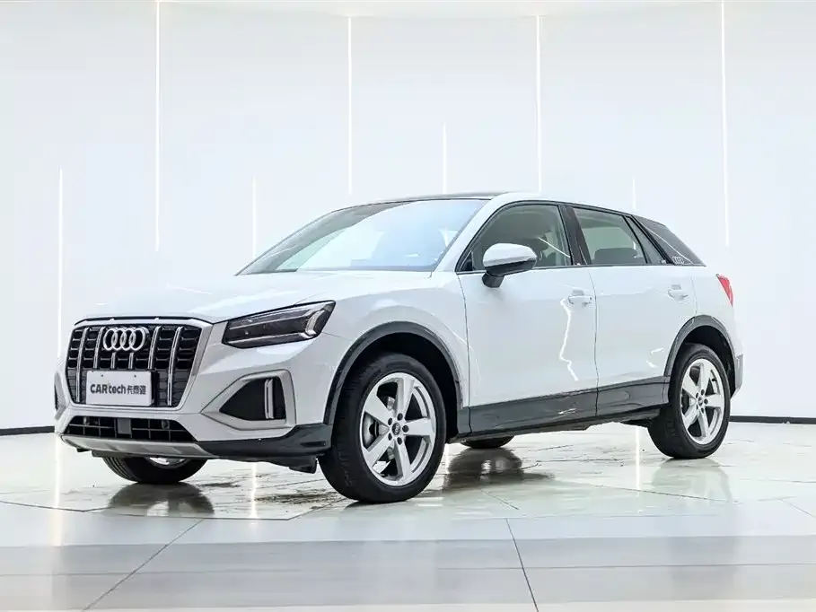 Audi Q2L — фото 1