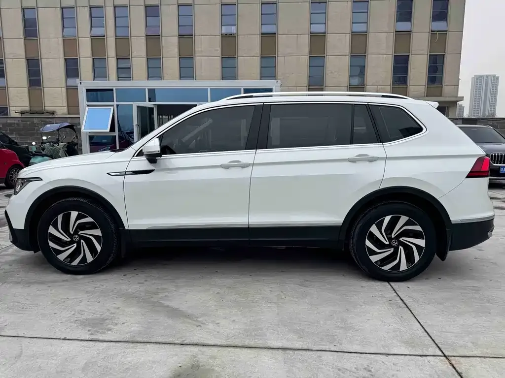 Volkswagen Tiguan L — фото 9