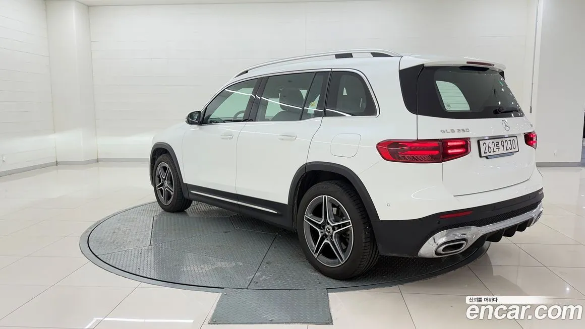 Mercedes-Benz GLB-Class — фото 8