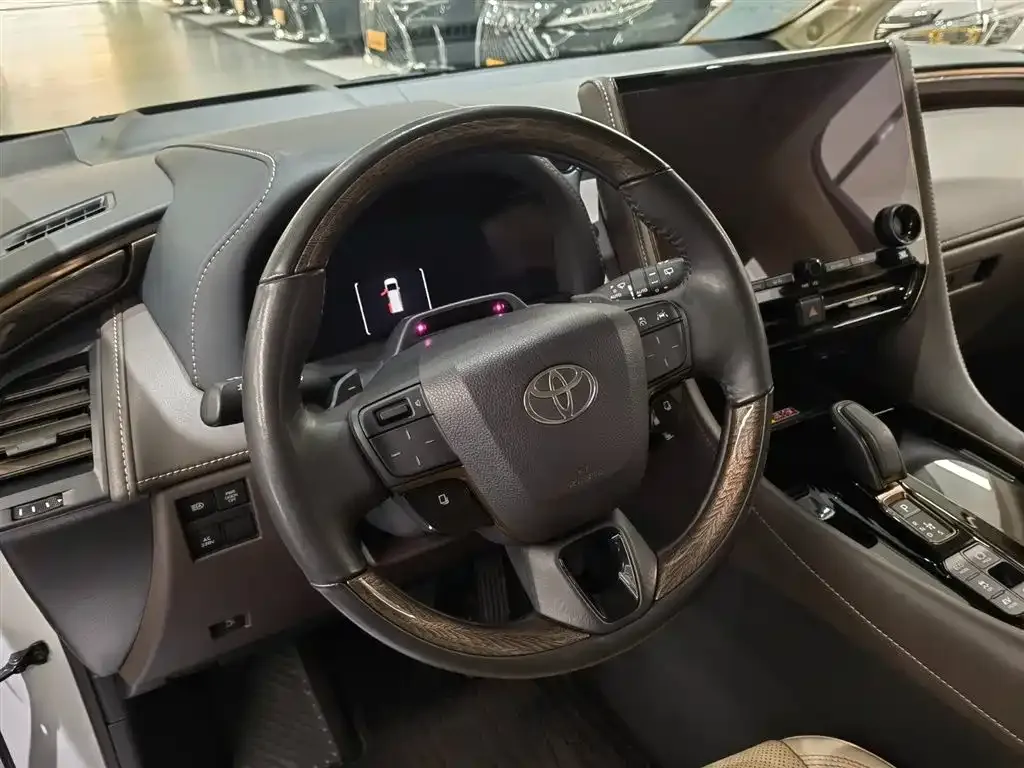Toyota Alphard — фото 5