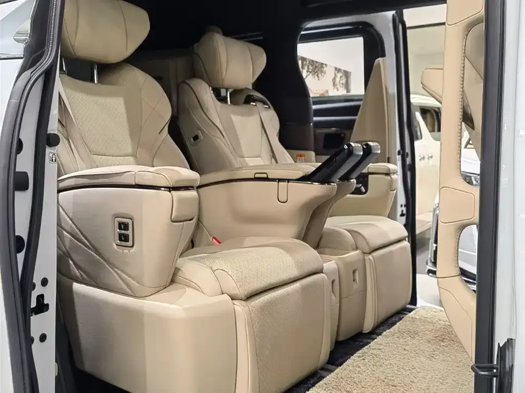 Toyota Alphard — фото 4