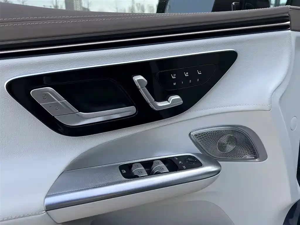 Mercedes-Benz EQE SUV — фото 6