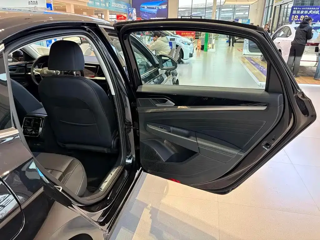 Volkswagen Passat New Energy — фото 10