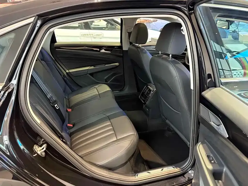 Volkswagen Passat New Energy — фото 3