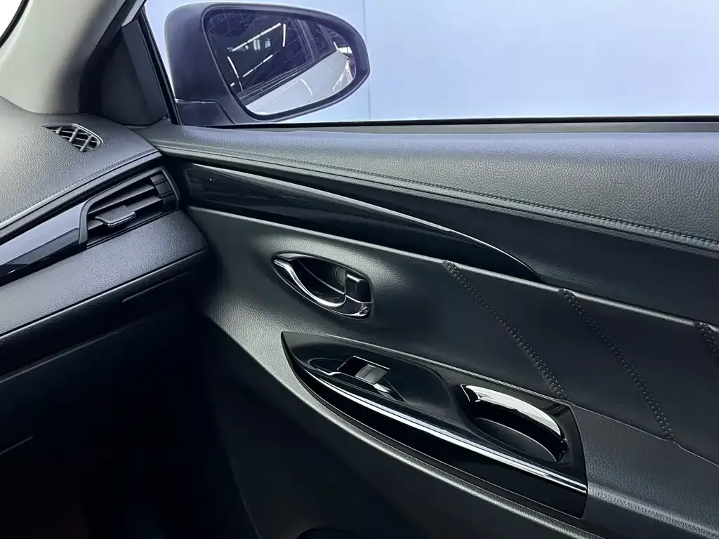 Toyota Yaris L — фото 3