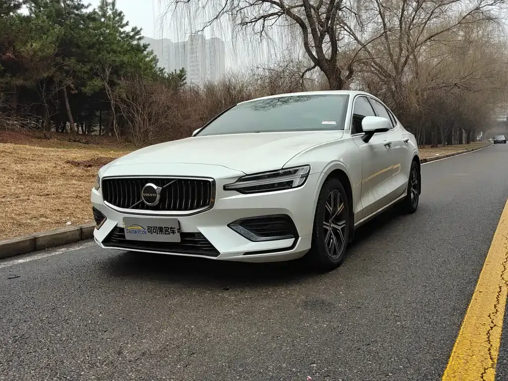 Volvo S60 — фото 1
