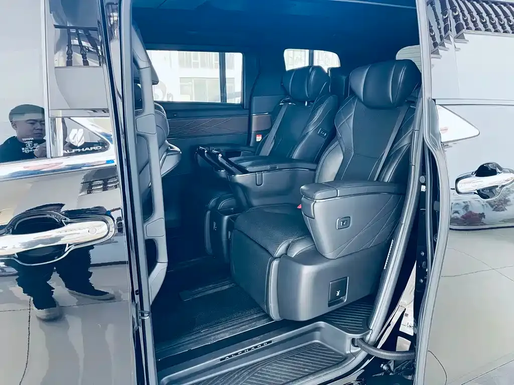 Toyota Alphard — фото 7