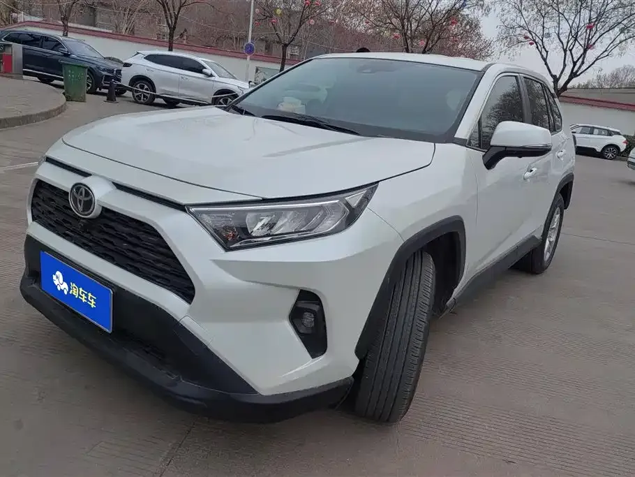 Toyota RAV4 — фото 1