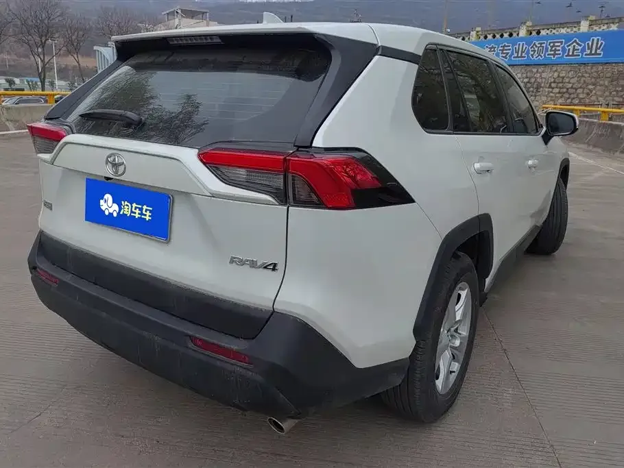 Toyota RAV4 — фото 3