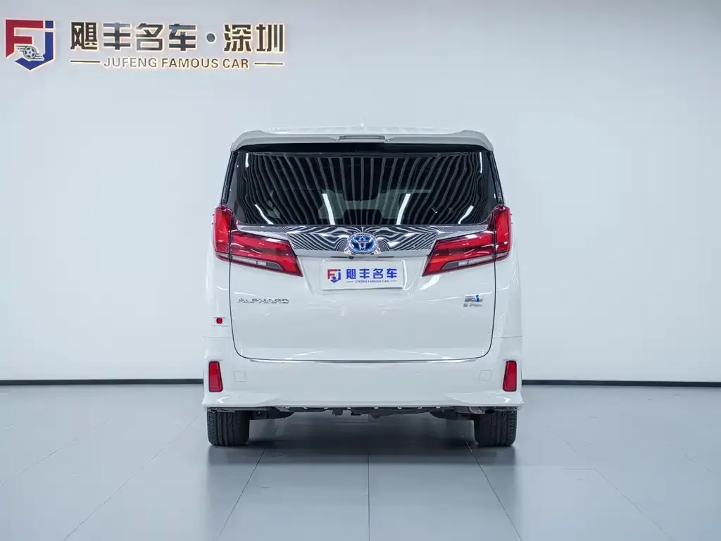 Toyota Alphard — фото 2