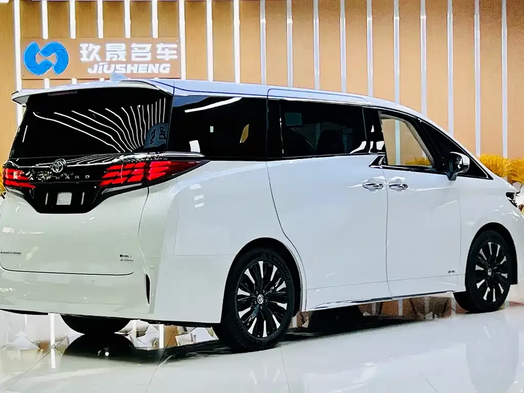 Toyota Alphard — фото 2
