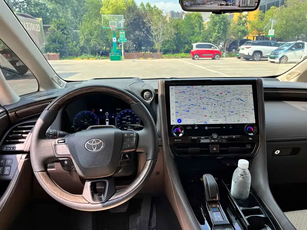 Toyota Alphard — фото 5