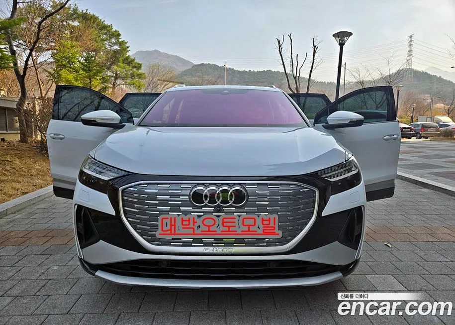 Audi Q4 e-tron — фото 2