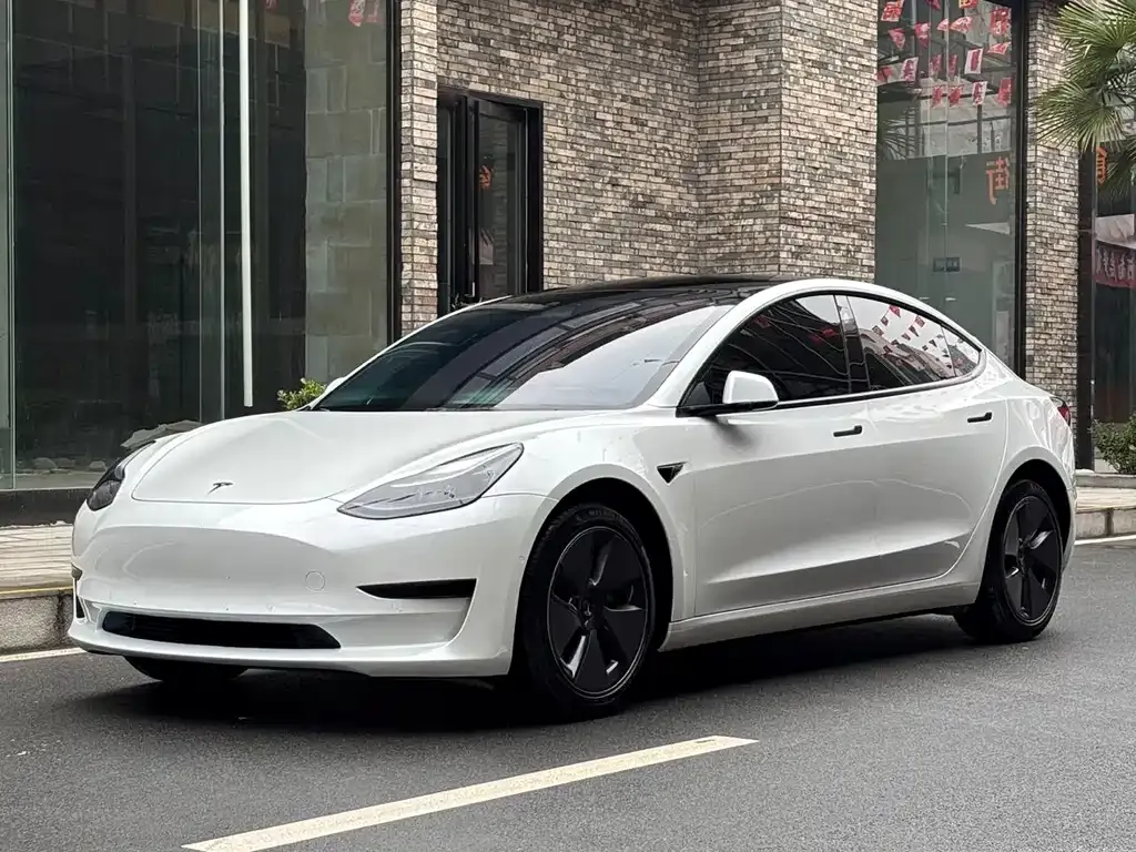 Tesla Model 3 — фото 1