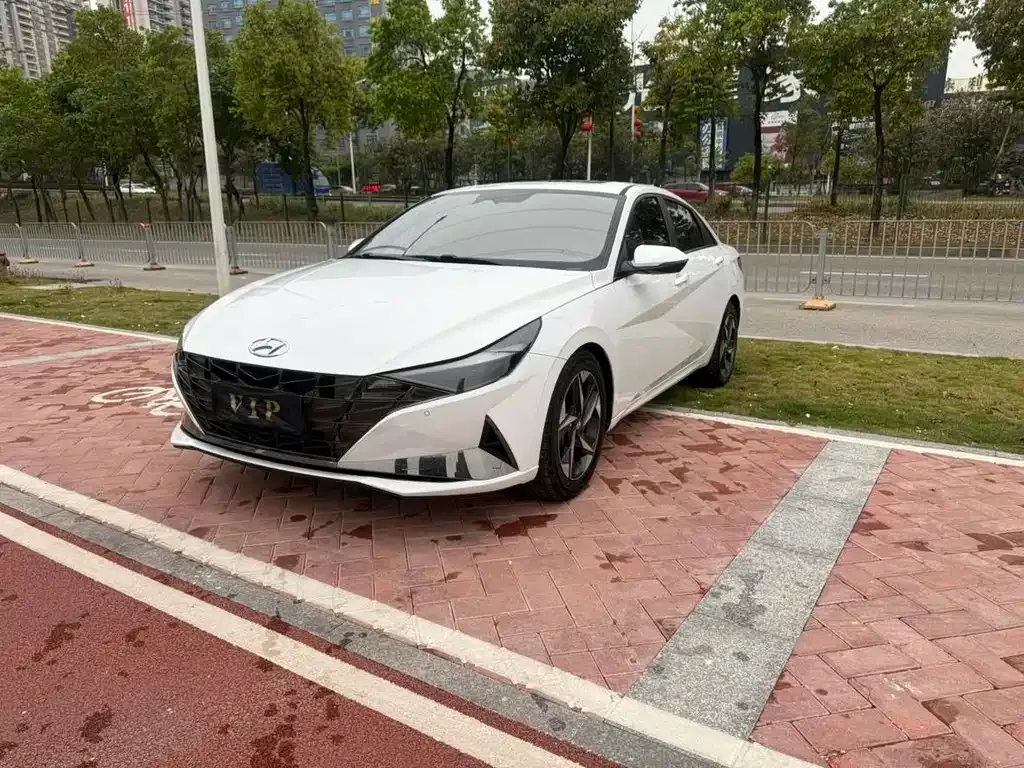 Hyundai Elantra — фото 1