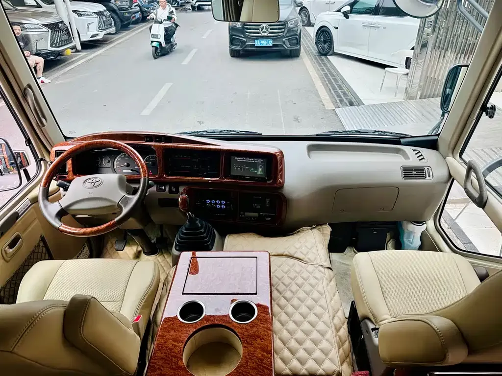 Toyota Coaster — фото 10