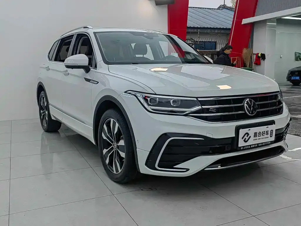 Volkswagen Tiguan L — фото 6