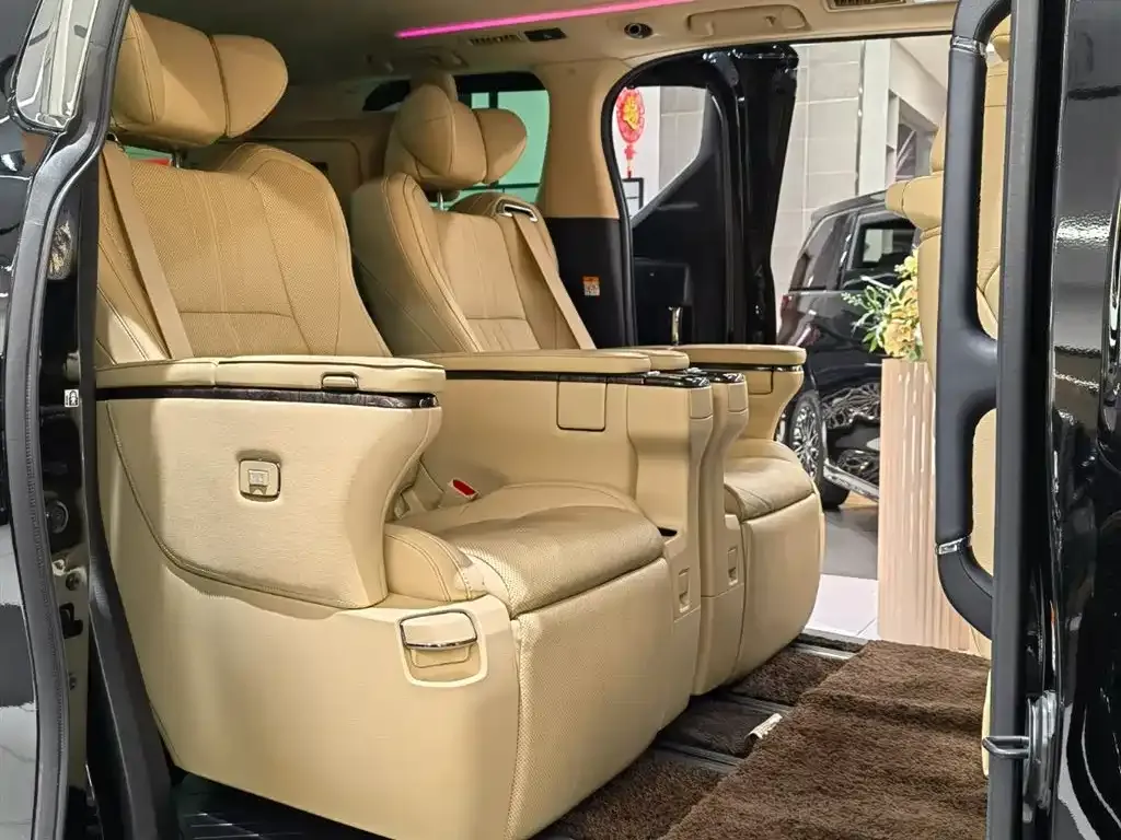 Toyota Alphard — фото 8