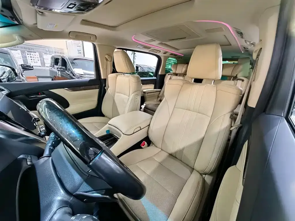 Toyota Alphard — фото 9