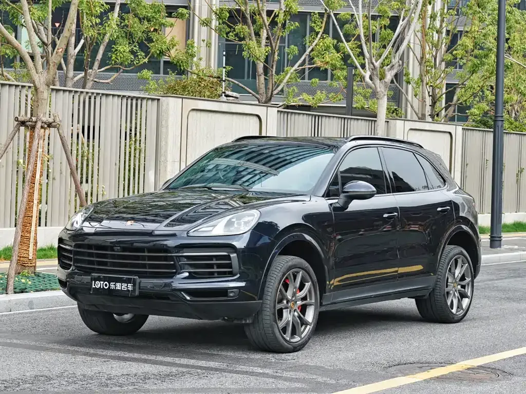 Porsche Cayenne — фото 1