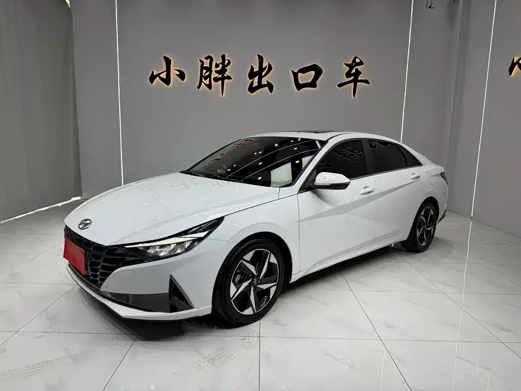 Hyundai Elantra — фото 1