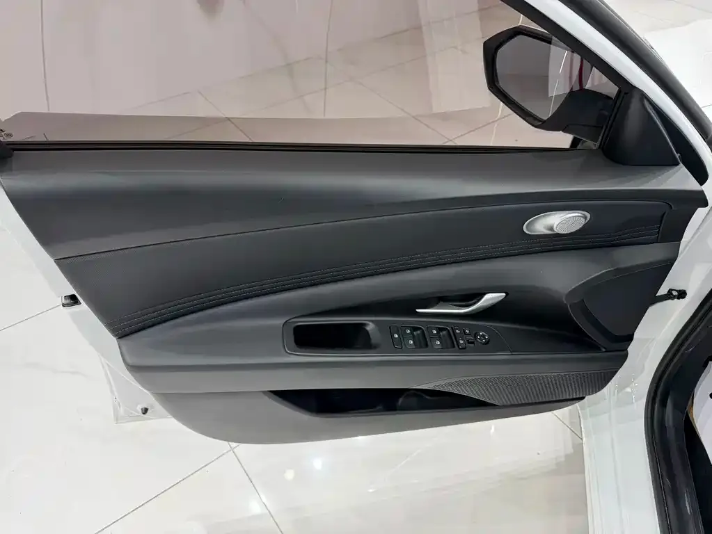 Hyundai Elantra — фото 3