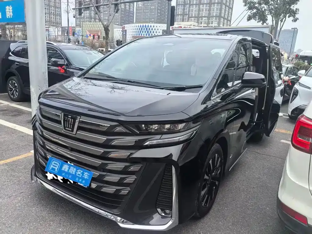 Toyota Vellfire — фото 1