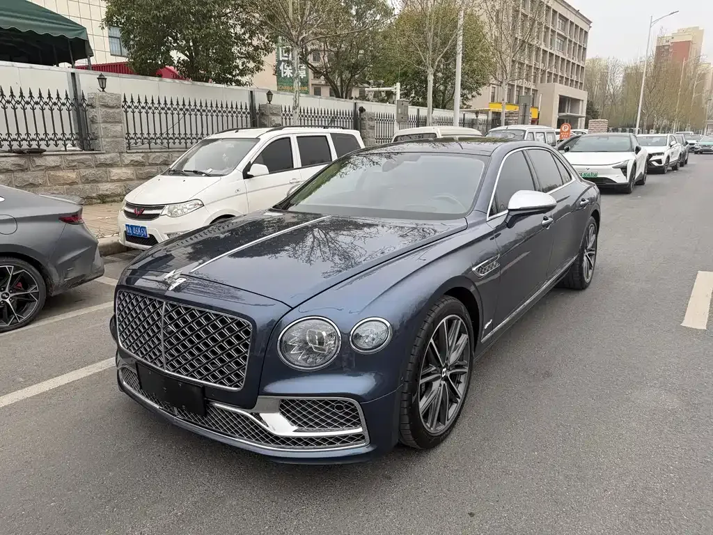 Bentley Flying Spur PHEV — фото 1