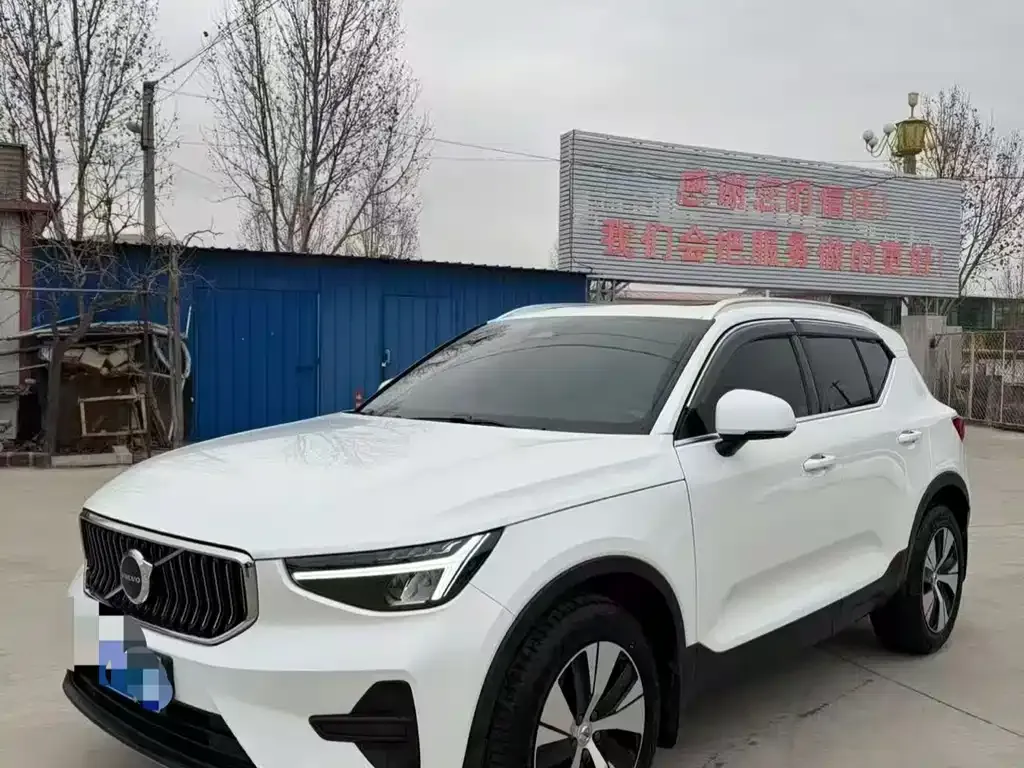 Volvo XC40 — фото 1