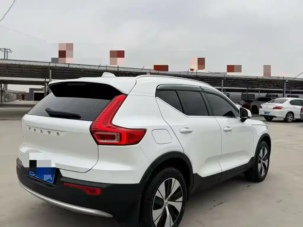 Volvo XC40 — фото 10