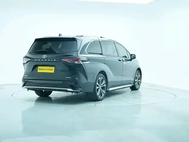 Toyota Granvia — фото 2