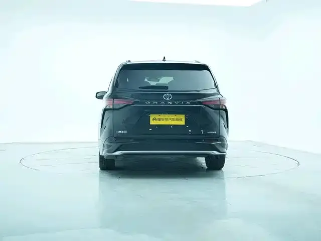 Toyota Granvia — фото 7