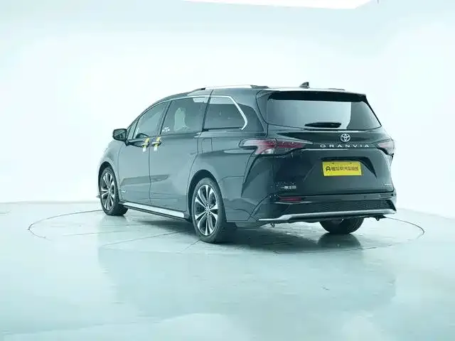 Toyota Granvia — фото 8