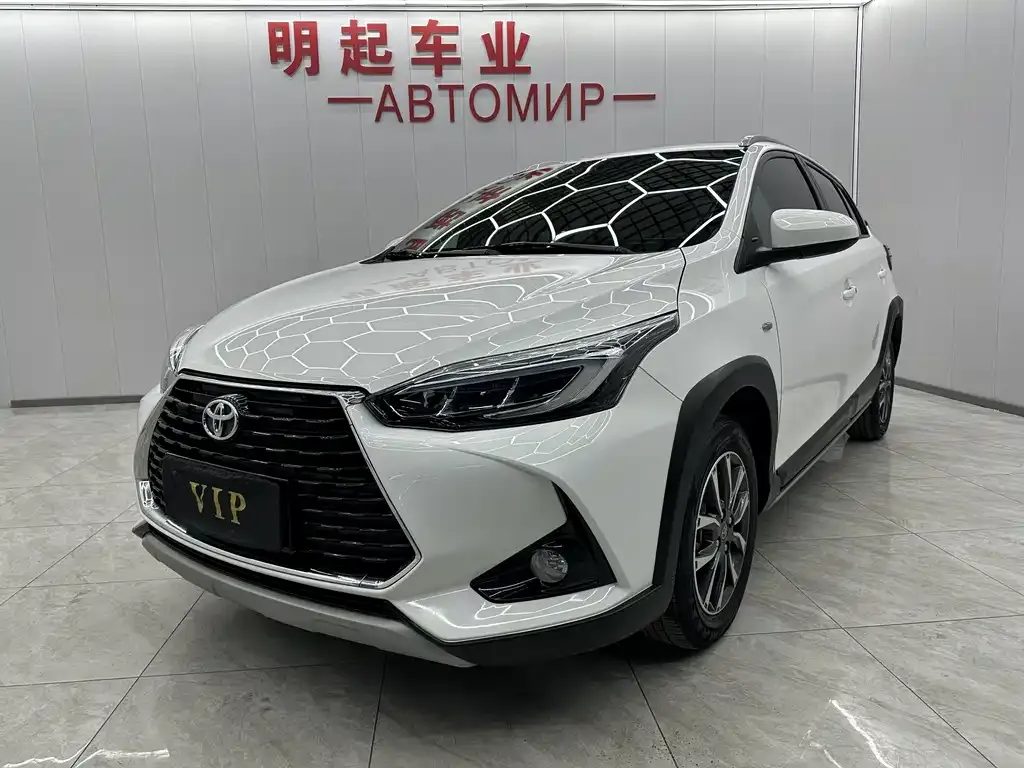 Toyota Yaris L — фото 1