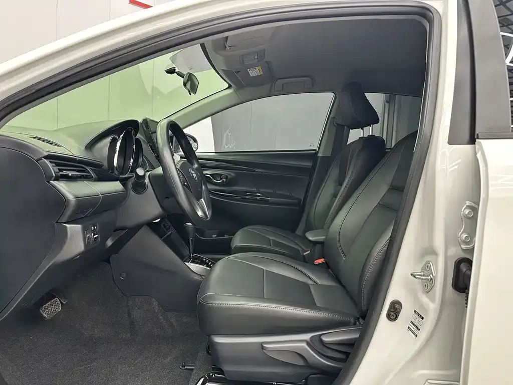 Toyota Yaris L — фото 4