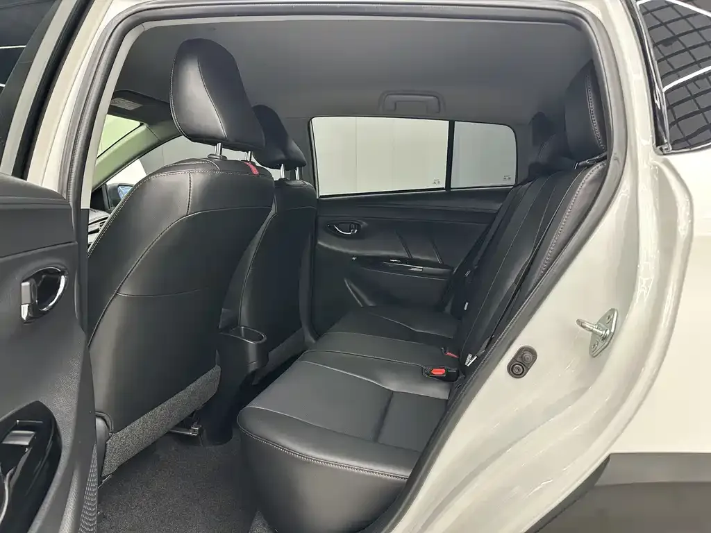 Toyota Yaris L — фото 6