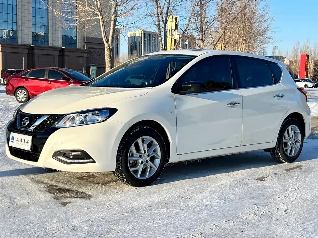 Nissan Tiida — фото 1