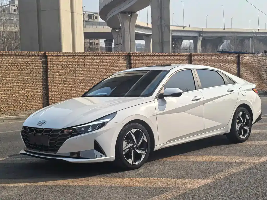 Hyundai Elantra — фото 1