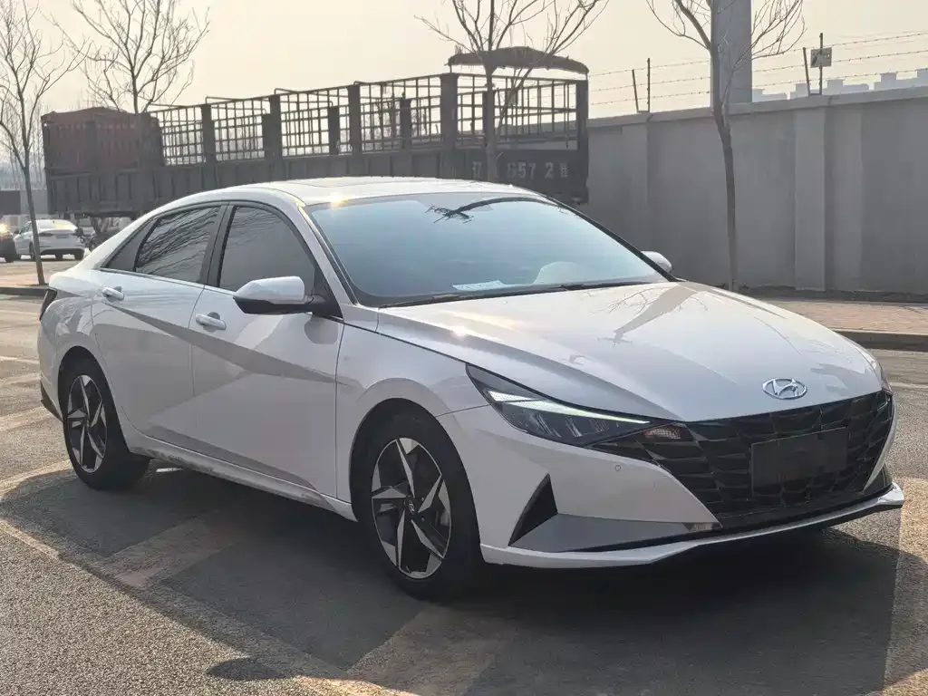 Hyundai Elantra — фото 3