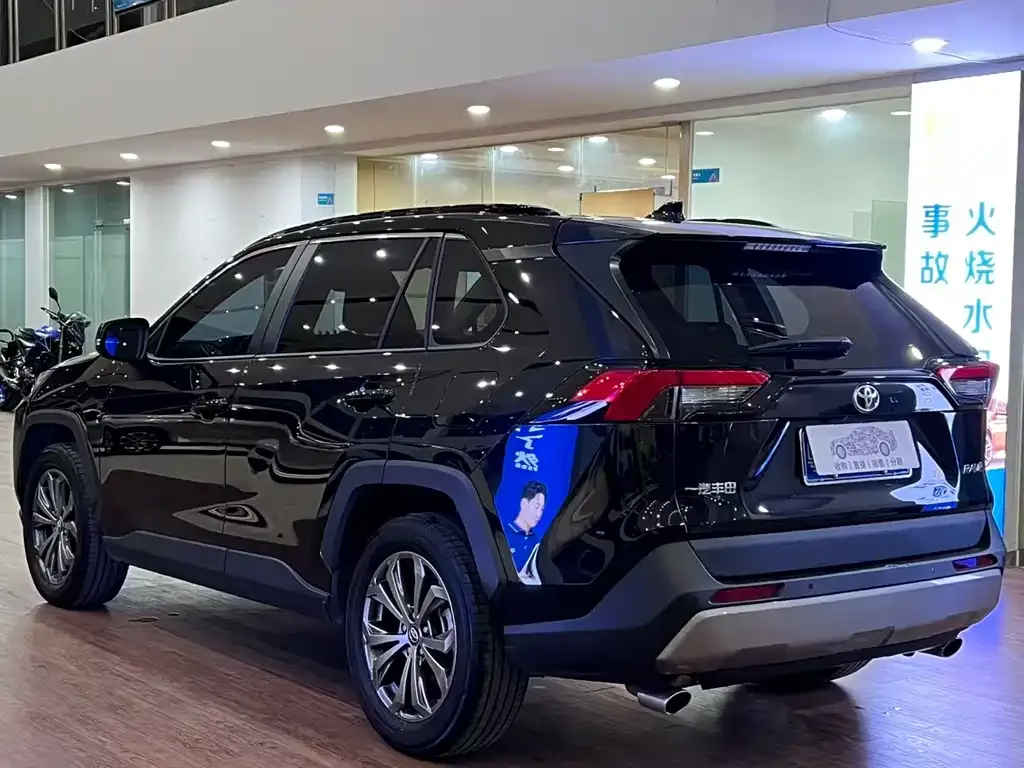 Toyota RAV4 — фото 6