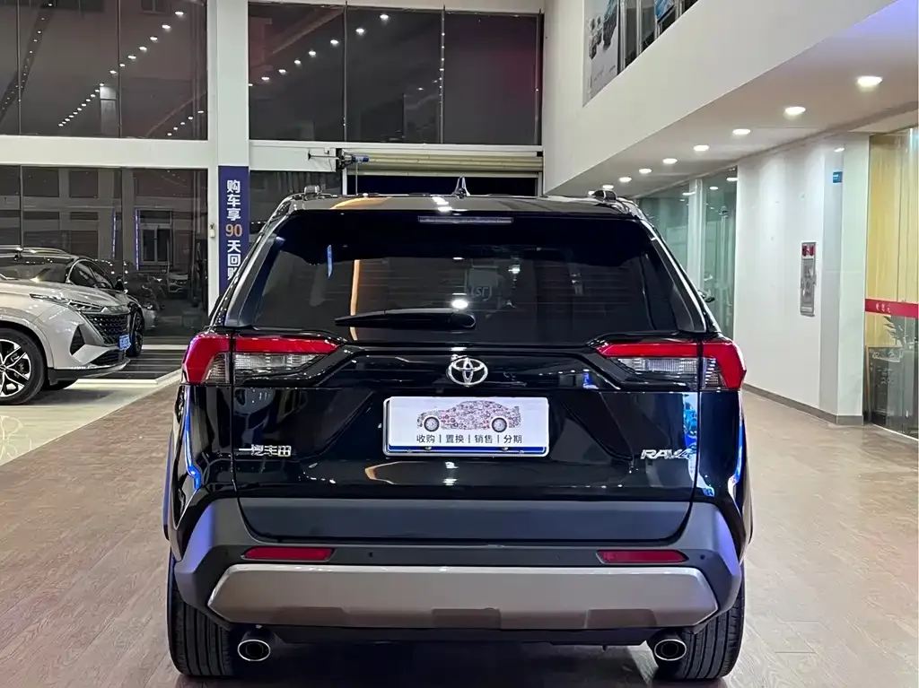 Toyota RAV4 — фото 8