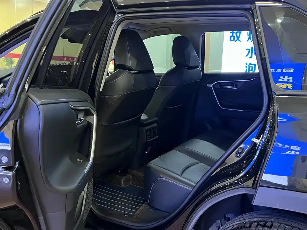 Toyota RAV4 — фото 10