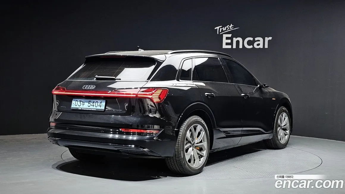 Audi e-tron — фото 3