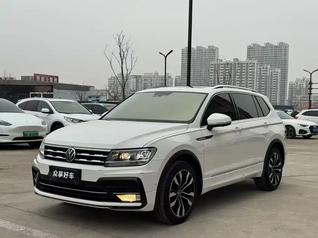 Volkswagen Tiguan L — фото 1